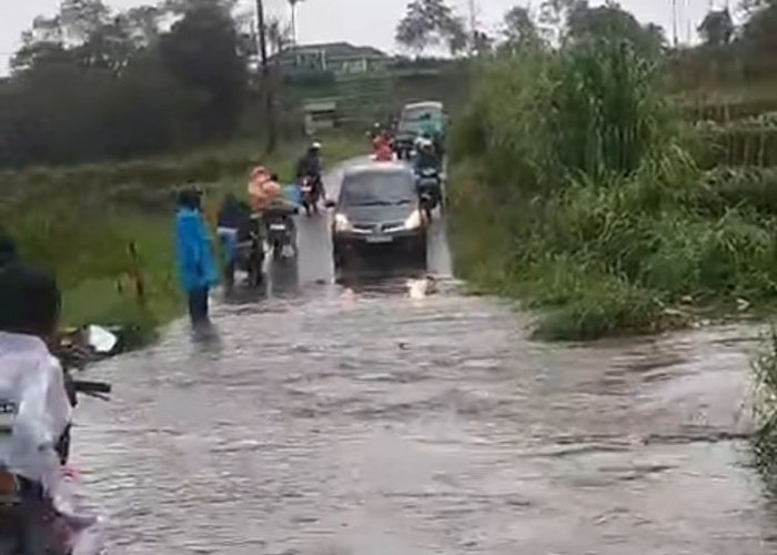 Kok Biasa Ya, Padahal Dataran Tinggi: Jalan Utama Wisata Kabawetan Kepahiang Direndam Banjir