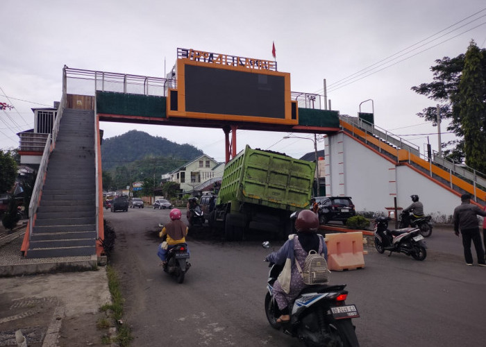 Truk Batu Bara Tabrak Pembatas Jalan di Kepahiang!