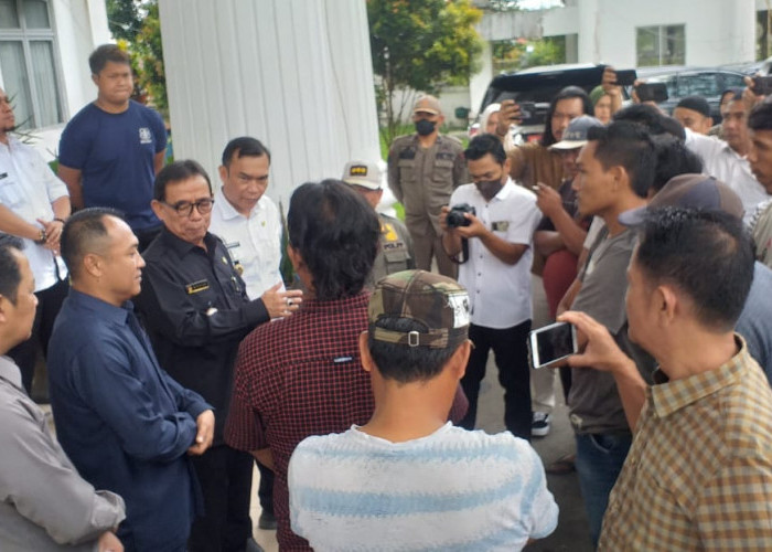 BREAKING NEWS: DPRD Kepahiang Didemo Puluhan Sopir Truk