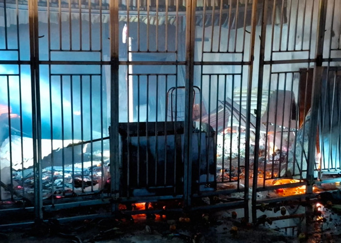Amuk Si Jago Merah Dini Hari di Ujan Mas Atas, Dua Ruko Hangus Terbakar!