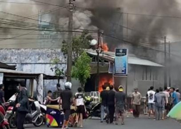 Kebakaran Hebat Landa Kawasan Padat Penduduk Kepahiang, 2 Ruko Milik Warga Ludes Dilalap Si Jago Merah
