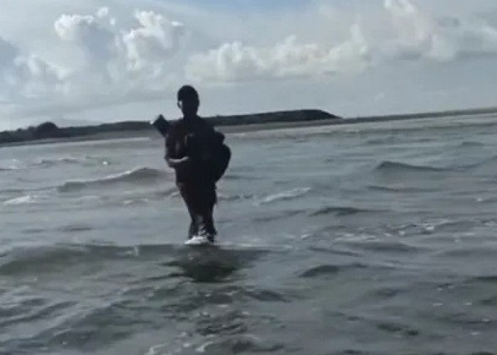 Terungkap Fakta Dibalik Video Viral Pria Berjalan di Atas Air Laut Pantai Alue Naga Kota Banda Aceh