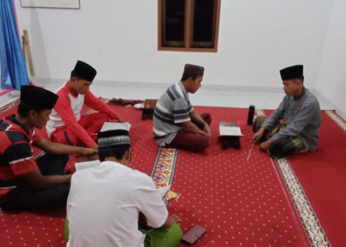 Menuntut Ilmu Agama Tak Kenal Usia, KUA Seberang Musi Ajak Masyarakat Paruh Baya Belajar Barzanji