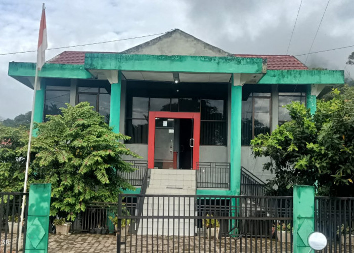 Simbol 2 Ayam Jago yang Berdiri di Gerbang Balai Desa Tebat Monok, Ini Maknanya