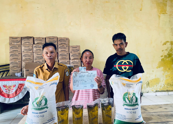 Pemdes Air Selimang Salurkan Bantuan Beras dan Minyak Goreng