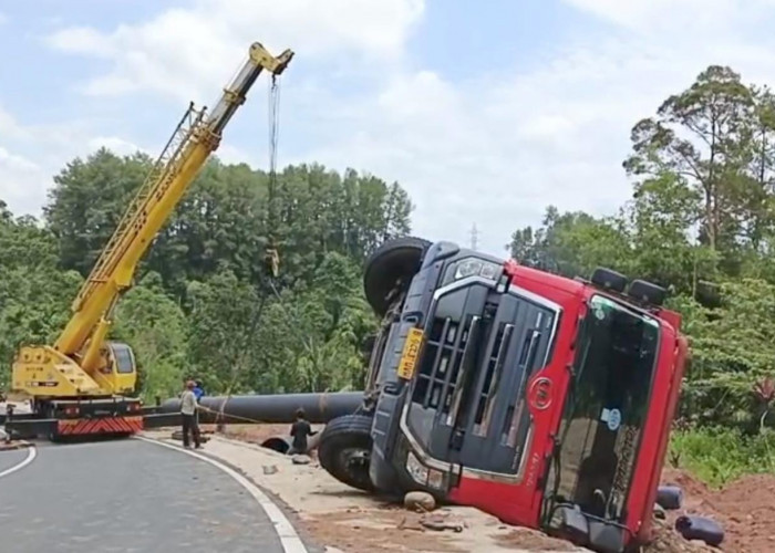 Evakuasi Truk Pipa Besi Butuh Penanganan Khusus, Jalan Ring Road Terpaksa Ditutup!