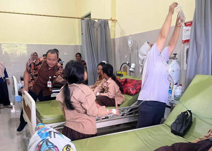 Tinjau Pelajar Korban Keracunan, Dikbud Minta Penyaluran MBG Sesuai SOP!