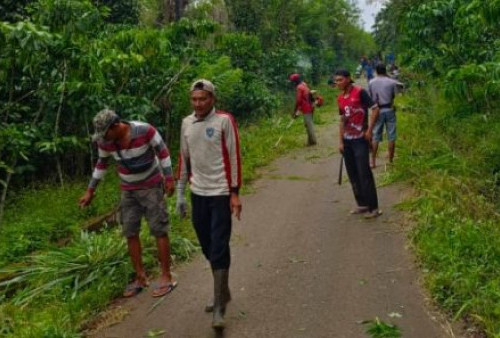 Warga Air Pesi Gotong Royong Bersihkan Jalan Kabupaten