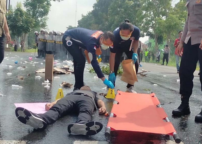 HEBOH! KPU Kepahiang Diserbu Massa, Ada Yang Tumbang dan Polisi Lepaskan Tembakkan Gas Air Mata