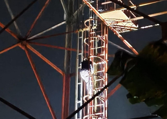 Buat Geger, Seorang Perempuan di Kepahiang Naik Tower