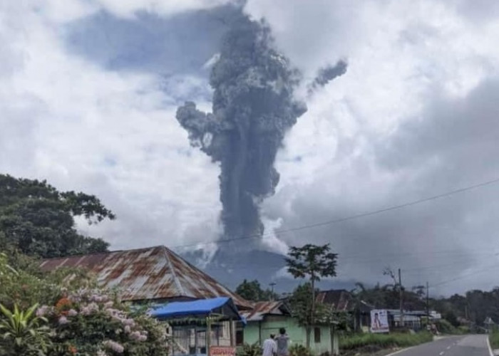 Gunung Marapi Sumbar Terus Semburkan Abu Vulkanik, Warga Diingatkan Kurangi Aktivitas di Luar Rumah