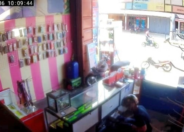 Terduga Pelaku Maling Uang di Konter Terekam CCTV