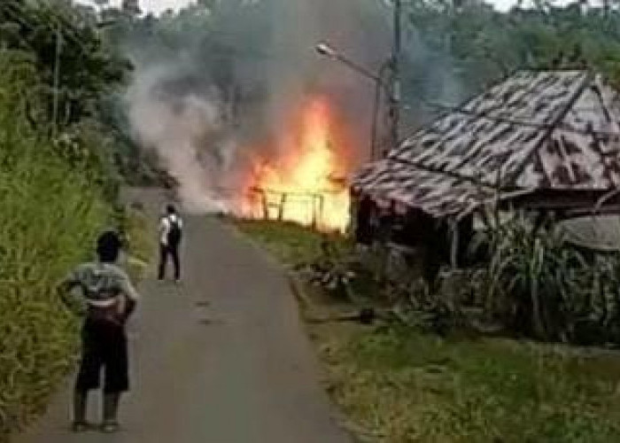 BREAKING NEWS: Rumah Warga Cinta Mandi Ludes Kebakaran!