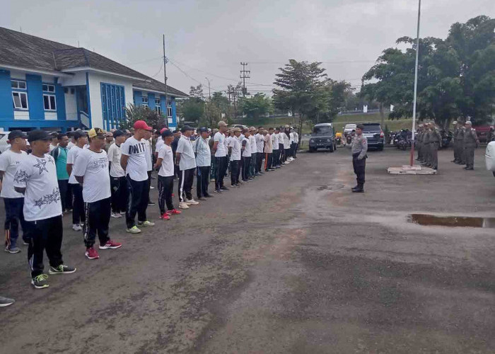 Polisi dan TNI Bekali 172 THLT Satpol PP
