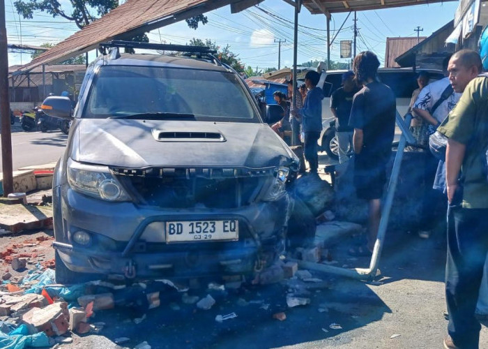 Ngantuk Pengendara Fortuner Hantam Calya, Pedagang Ikan Nyaris Kena Tabrak!