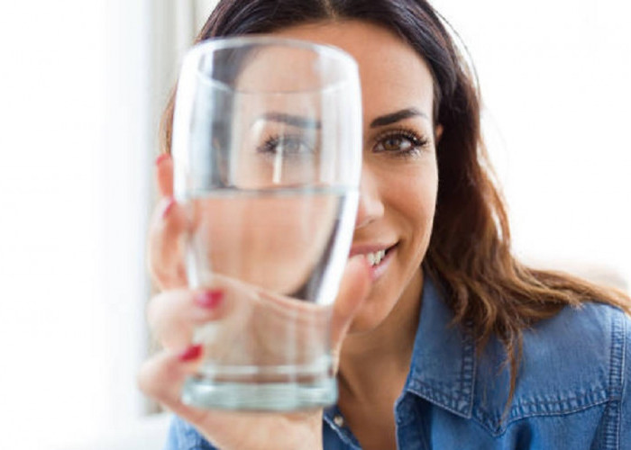 Anti Dehidrasi, Tips Minum Air Putih yang Tepat Saat Berpuasa Selama Ramadhan