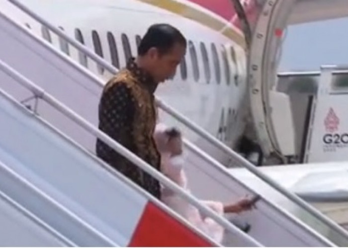 Ibu Negara Iriana Jokowi Terpeleset Hingga Jatuh di Tangga Pesawat