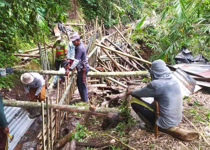 Gotong Royong Perbaiki Irigasi Air Kah