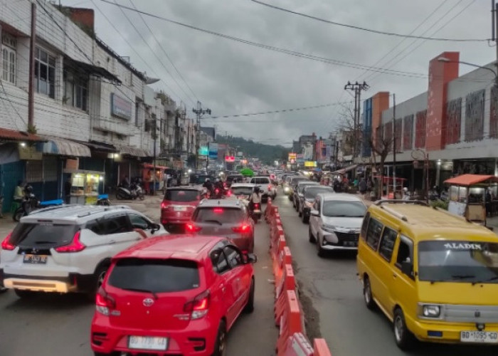 Pengendara Hati-Hati, Tahun Baru 2025 Jalan Lintas Kepahiang Padat Merayap