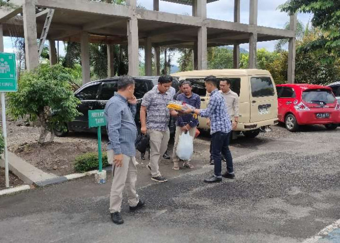 Terlibat Kasus Korupsi, Kades dan Bendahara Desa Ini Digiring Polisi ke Jaksa