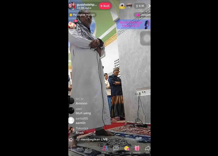 VIRAL!! Gus Sholeh Ustad Imam Salat Tarawih Sambil Live TikTok yang Panen Gift dan Saweran