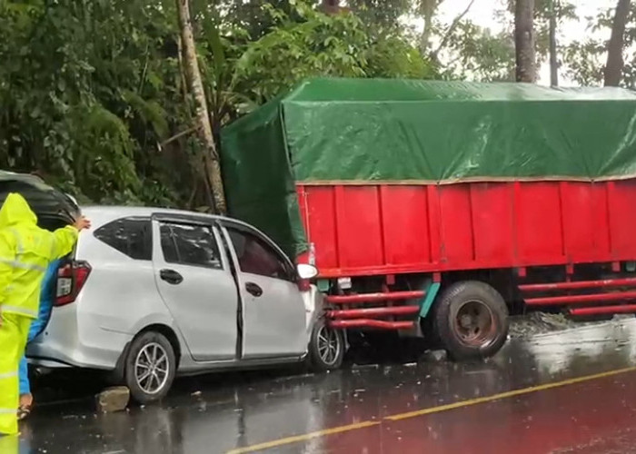 Tak Kuat Menanjak di Tebing Sentral, Truk Angkut Semen Hantam Pengendara Lain