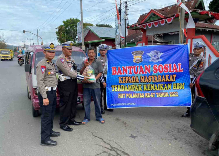 Tukang Ojek dan Sopir Angkot Dapat Sembako 