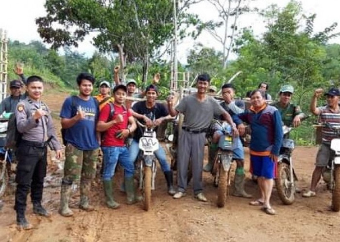 Sepenggal Cerita Danni Azza, Tunaikan Kewajiban Penyuluh Agama Lalui Medan Terjal Pelosok Desa Langggar Jaya