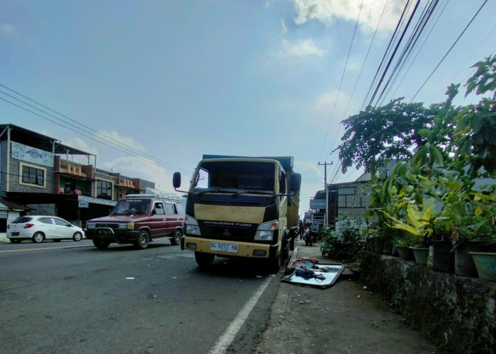 Mobil Penyebab Truk Bermuatan Kasur Terguling Dikemudikan Wanita, Warga Dusun Kepahiang Geram!