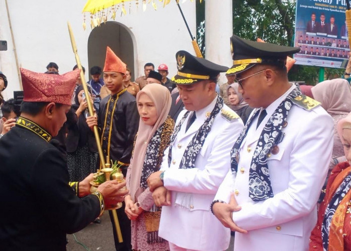 Tiba di 'Bumei Sehasen', Bupati dan Wabup Kepahiang Disambut Secara Adat