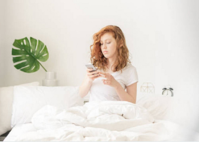Bangun Tidur Langsung Cek Handphone Ternyata Bisa Memicu Stress