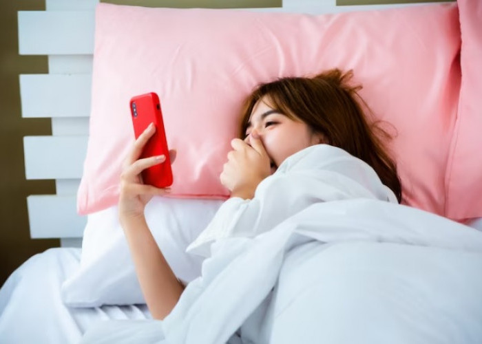 Dampak Buruk Kebiasaan Bangun Pagi Langsung Melihat Handphone atau Ponsel