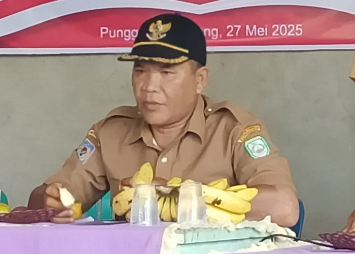 Pemberian PMT Bagi Balita di Posyandu Desa Pungguk Beringang