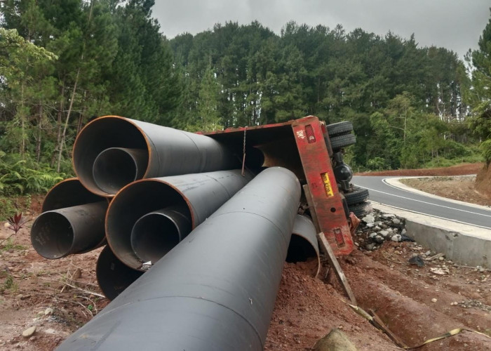 Gagal Menanjak, Truk Bermuatan Pipa Besi Terguling di Ring Road