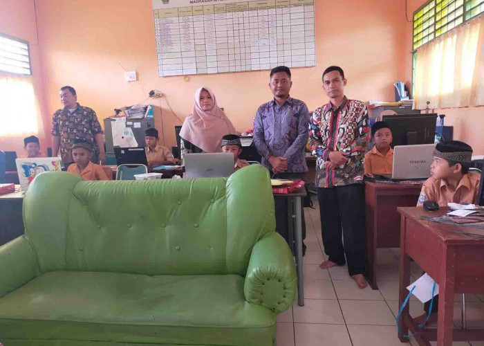 ANBK, Pelajar Madrasah Gunakan Laptop Guru