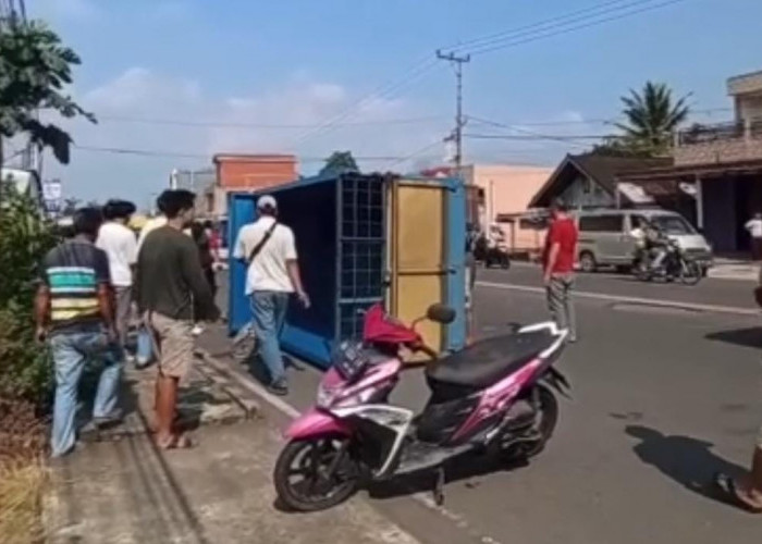 BREAKING NEWS: Menghindari Tabrakan Truk Bermuatan Kasur Terguling di Dusun Kepahiang