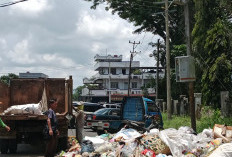 Simpang Terminal Dijadikan Tempat Sampah, Rekrutmen Petugas Kebersihan Belum Tuntas!
