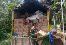 Pastikan Tepat Sasaran, Babinsa Kawal Distribusi Bantuan Pangan
