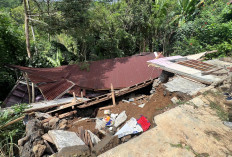 Hujan Deras, Satu Rumah Warga di Batu Bandung Dihantam Longsor