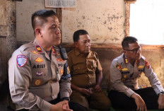 Kapolres Rejang Lebong Salurkan Bantuan untuk Keluarga Sakit di Desa Kota Pagu