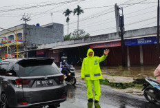 Satlantas Rejang Lebong Tetap Atur Lalu Lintas saat Hujan