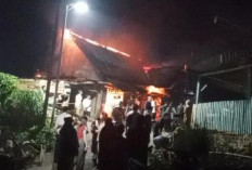 Kebakaran Hebat Melanda Rumah Warga Desa Sosokan Taba Muara Kemumu, Warga Berjibaku Padamkan Api