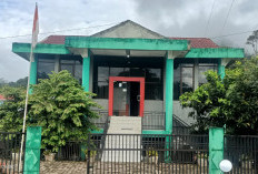 Simbol 2 Ayam Jago yang Berdiri di Gerbang Balai Desa Tebat Monok, Ini Maknanya