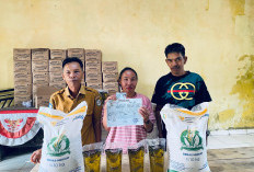 Pemdes Air Selimang Salurkan Bantuan Beras dan Minyak Goreng