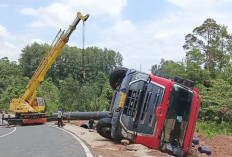 Evakuasi Truk Pipa Besi Butuh Penanganan Khusus, Jalan Ring Road Terpaksa Ditutup!