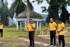 Di Kepahiang Polisi Gotong Royong Bersihkan Taman Santoso