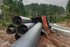 Gagal Menanjak, Truk Bermuatan Pipa Besi Terguling di Ring Road