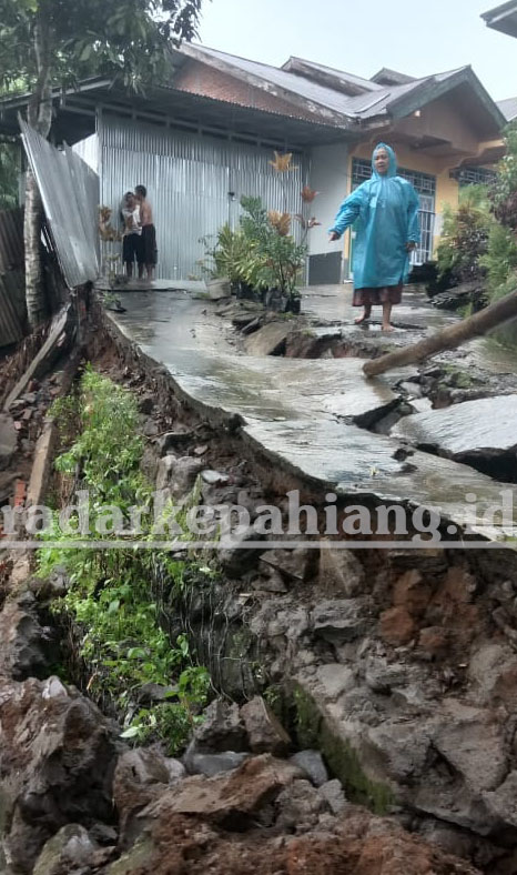 Foto: hendikaandesta Tembok Pembatas Sungai Sempiang – Pemukiman Warga Gg. Asolihin 3 Kelurahan Pensiuna