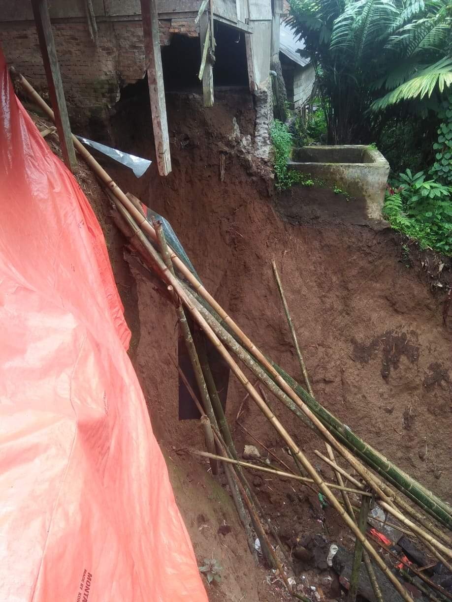 Tergerus Longsor, Rumah Warga Batu Bandung Ambruk