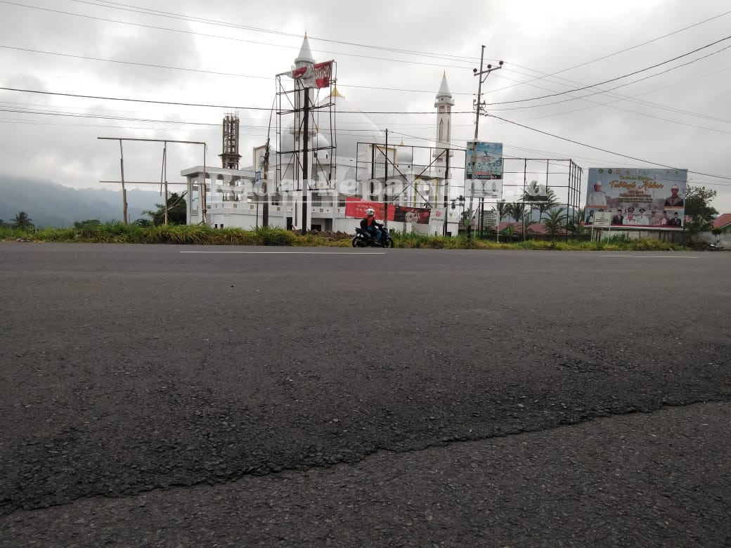 Kontruksi Baliho di Depan Masjid Agung Bakal Dibongkar Paksa